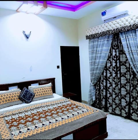 Guest House Galaxy Inn Bed and Breakfast in Karachi