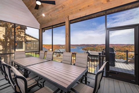 BRAND NEW! Outstanding Luxury Lakefront Lodge with Free Amenities House in Table Rock Lake