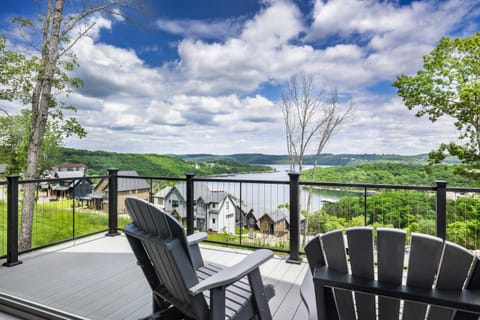 BRAND NEW! Over 30 FREE amenities included with this Luxury 6 bed Lakeview Lodge House in Table Rock Lake