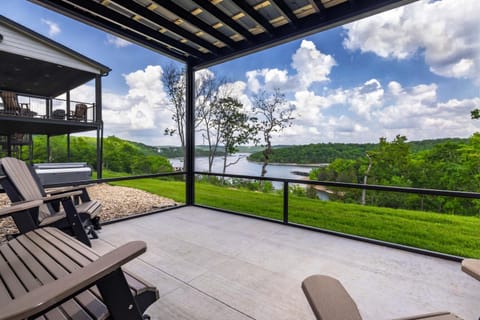 Luxury Lakefront Villa - FREE HUGE Pool/Hot Tub - MINI GOLF House in Table Rock Lake