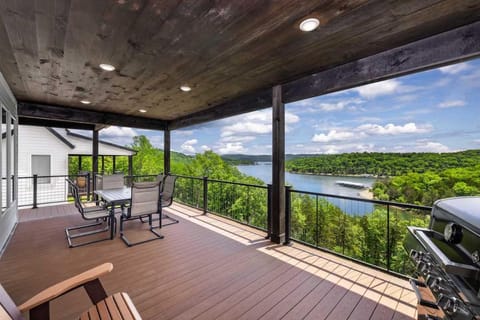 BRAND NEW! 5 Bed Cabin, Dock and over 30 Free Amenities! House in Table Rock Lake