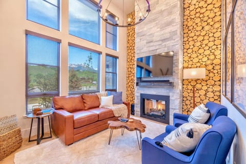 2BR Townhouse - Fireplace - Stunning Mountain View Casa in Silverthorne