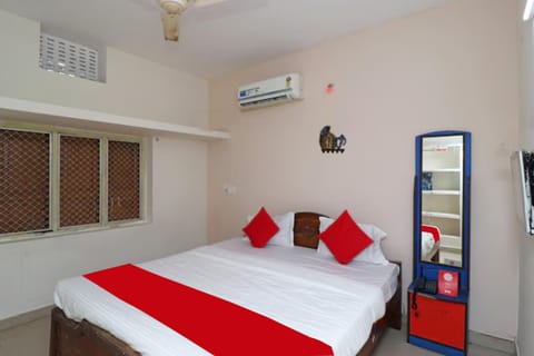 Bed, Photo of the whole room, Bedroom, air conditioner