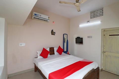 Goroomgo Padoshi Near Sea Beach Puri - Spacious Room 100 Meters From Sea Beach Hotel in Puri