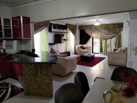 A luxury apartment in a quiet villa next to the American University Apartamento in New Cairo City