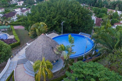 Hermosa casa con piscina en Carmen de Apicalá Casa in Carmen Apicala