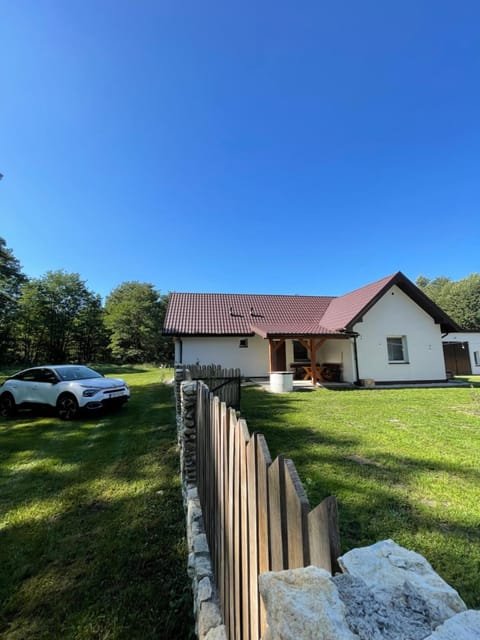 Property building, Day, Garden, Garden view, Parking