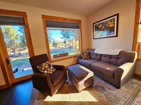 Beautiful Riverfront Near Mt Bachelor with Hot Tub Vacation rental in Sunriver