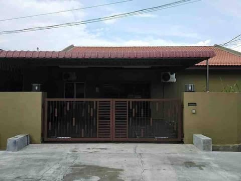 Hajah Umi Homestay Los World of Tambun Ipoh LWOT House in Ipoh