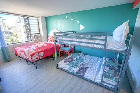Diamond, Ocean, and Canal view Affordable Family House Apartment hotel in McCully-Moiliili