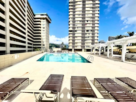 Diamond, Ocean, and Canal view Affordable Family House7person Apartment hotel in McCully-Moiliili