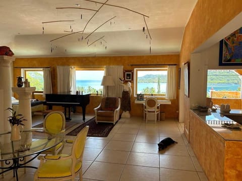 Loft dans villa d’artiste avec vue exceptionnelle. Apartment in Bora-Bora