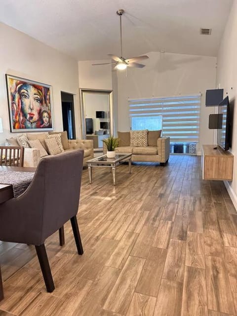 Pool heater, Huge yard, bbq grill ,5 bedroom3 bath WIFI, 15 min from disney, Walmart 4 min, all restaurants close to the house Maison in Four Corners