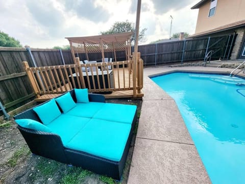 Newly remodeled 5BR 3BA w/pool 16 ppl House in Allen