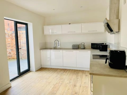 Ten - Central Apartment - Contractors Professionals Condo in Gloucester