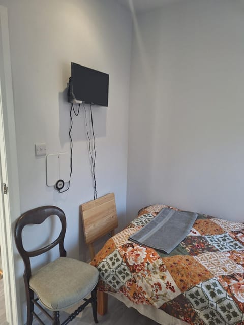 Budget Single room only for one adult Apartamento in Hayes