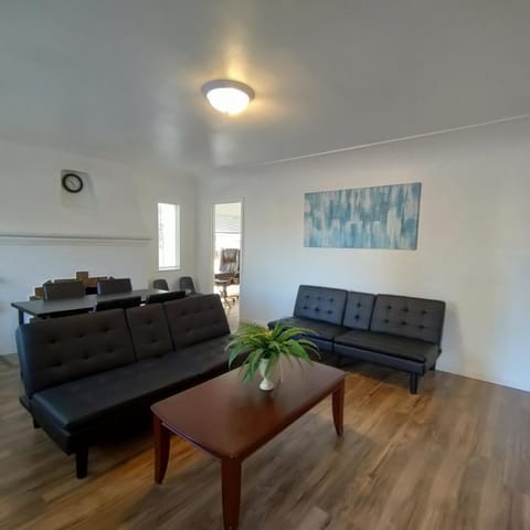 Tranquil Home Next to Stanford University - Convenience, Comfort, and Free Parking - Ideal for Families, Professionals, and Student Groups (Up to 6 Guests) Condo in Stanford