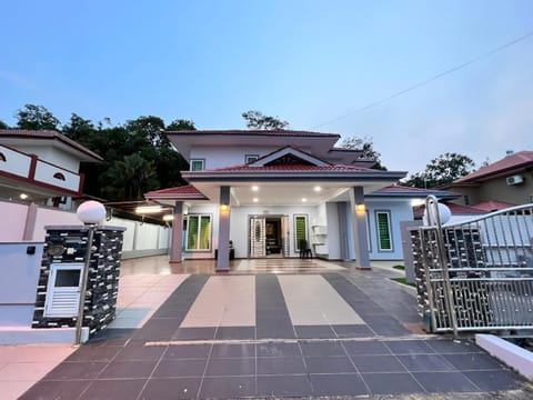 Bearbrick homestay with pool House in Port Dickson