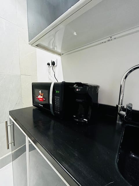 Kitchen or kitchenette, minibar