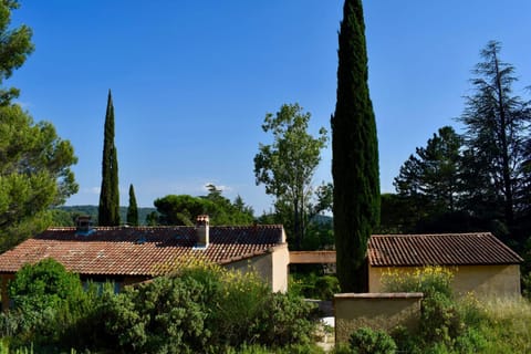 Family house 10 mn walking distance from Lourmarin Villa in Lourmarin