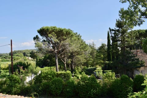 Family house 10 mn walking distance from Lourmarin Villa in Lourmarin