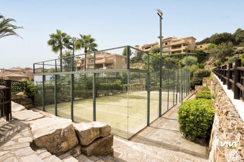 Valery - Pool, Terrace & Padel Apartment in Marbella