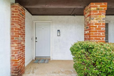 Newly remodeled 4 Bedroom 3 full bath Haus in Denton