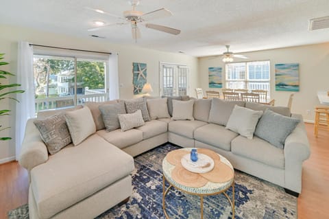 Surfside Beach Oasis with Private Pool and Gas Grill! Maison in Surfside Beach