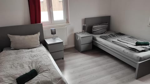 Monteurwohnung bis zu 10 Personen mit 5 großen gratis Parkplätzen und WLAN Apartment in Veitshöchheim