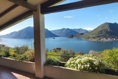 Villa Valeriana - vista esclusiva su Monte Isola - Lago d'Iseo Villa in Sulzano