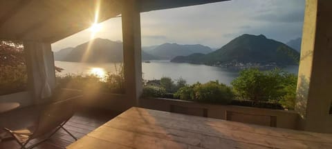 Villa Valeriana - vista esclusiva su Monte Isola - Lago d'Iseo Villa in Sulzano