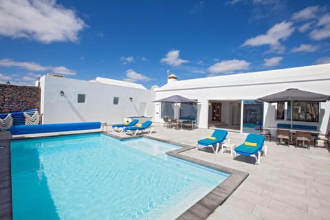 Wonderful Los Mojones Villa - Casa Penyas Blancas - Modern 6 bedroom Villa - Central Location - Lanzarote Villa in Puerto del Carmen