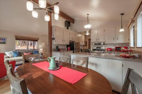 Cozy Pet-Friendly Cabin w Fenced-In Yard Close to Slopes with Great Spring Skiing Conditions Maison in Cedar Flat