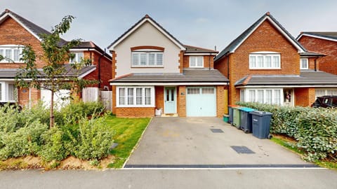 Rare find - new build 3 bedroom house near Cheshire Oaks Condominio in Ellesmere Port