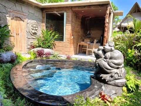 Kitchen or kitchenette, Pool view