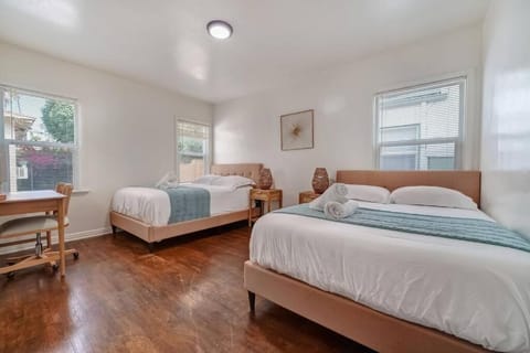 2-BR Beachside Escape by the Sea House in Belmont Shore