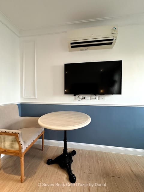 TV and multimedia, Seating area, hair dresser, air conditioner