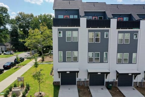 4 Story Queen City Retreat! New! Walk to Downtown! Apartment in Charlotte