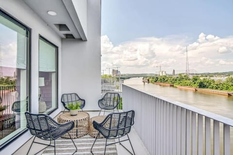 Upscale Downtown River View 3 Bedroom 4 Beds Patio House in East Nashville
