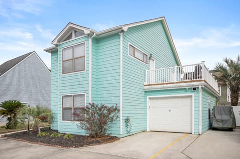 Newly Renovated 3BR/3BA Beach House w/Hot Tub Maison in North Myrtle Beach