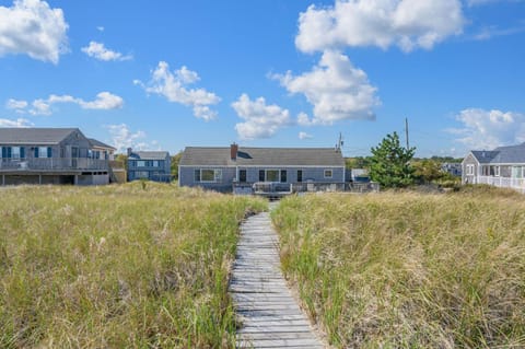 335 Phillips Road Sagamore Beach - Cape Cod House in Sandwich