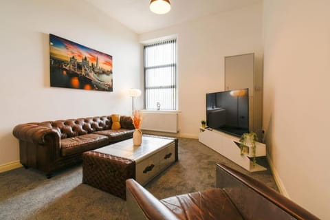 Communal lounge/ TV room, TV and multimedia, Living room, Seating area, Evening entertainment