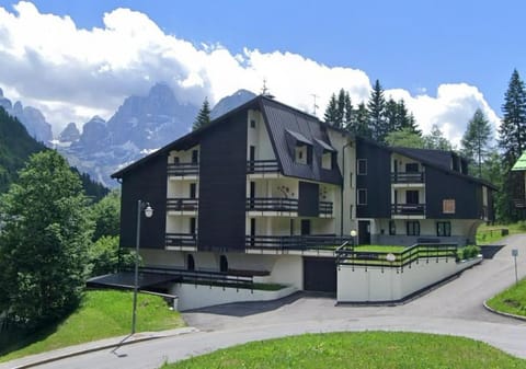 Property building, Spring, Day, Natural landscape, Mountain view