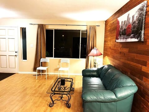 Stylish cozy & lively room - close to amenities Vacation rental in Surrey