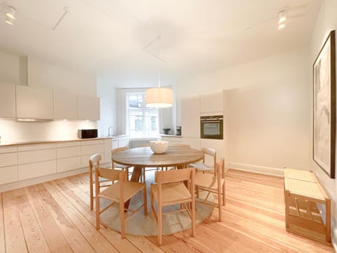 Kitchen or kitchenette, Dining area