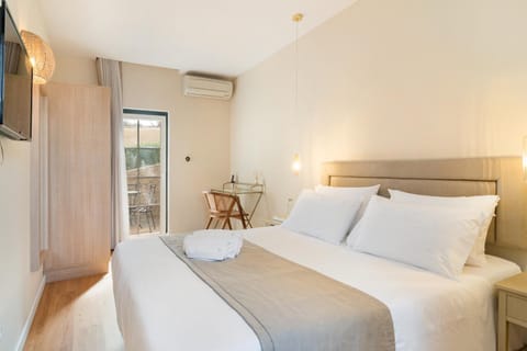 Bed, Balcony/Terrace, Photo of the whole room, Bedroom, air conditioner