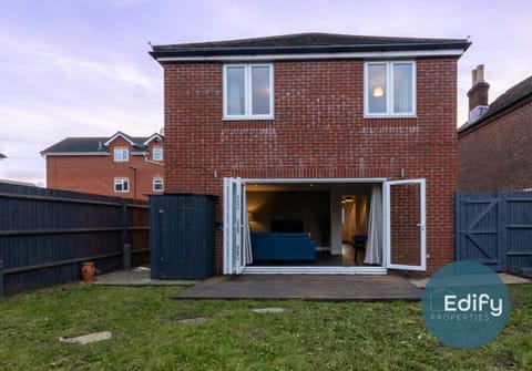 Spacious House With Driveway Parking House in Southampton