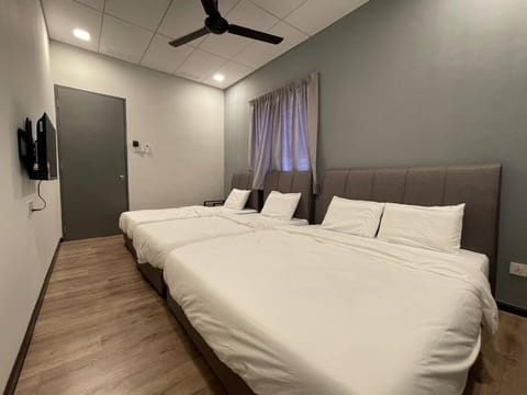 8pax with kids pool KTV Jacuzzi Condo in George Town