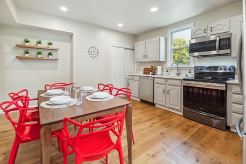 Charming Remodeled 3-BR Bungalow near Attractions House in Mount Lebanon