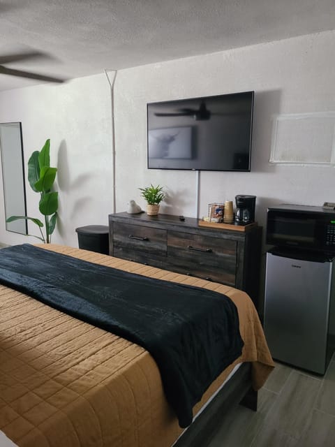 Modern Studio Retreat with King Bed - Cozy Comfort Eigentumswohnung in Lake Okeechobee